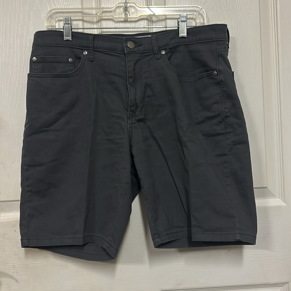 Amazon Essentials Men’s Charcoal Gray Flat Front Shorts 32W